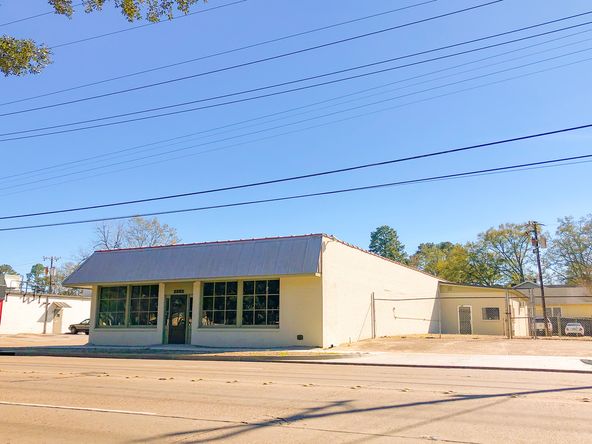 Unique Corner Building on Government Street in Mid City: 2882 Government St, Baton Rouge, LA 70806